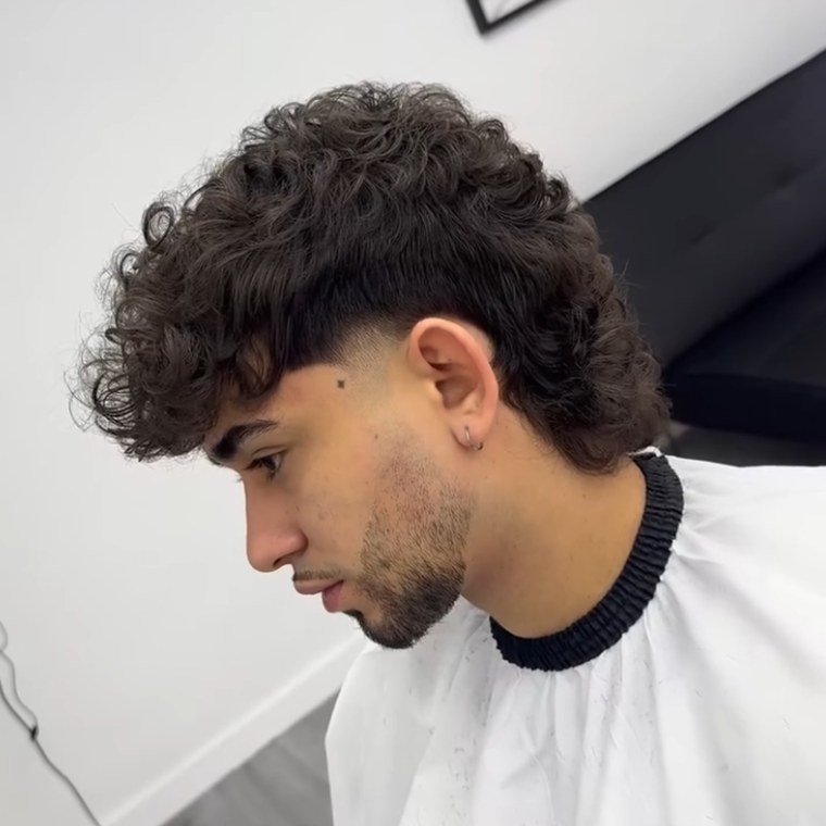 Corte rizado con degradado en Paradise Barber
